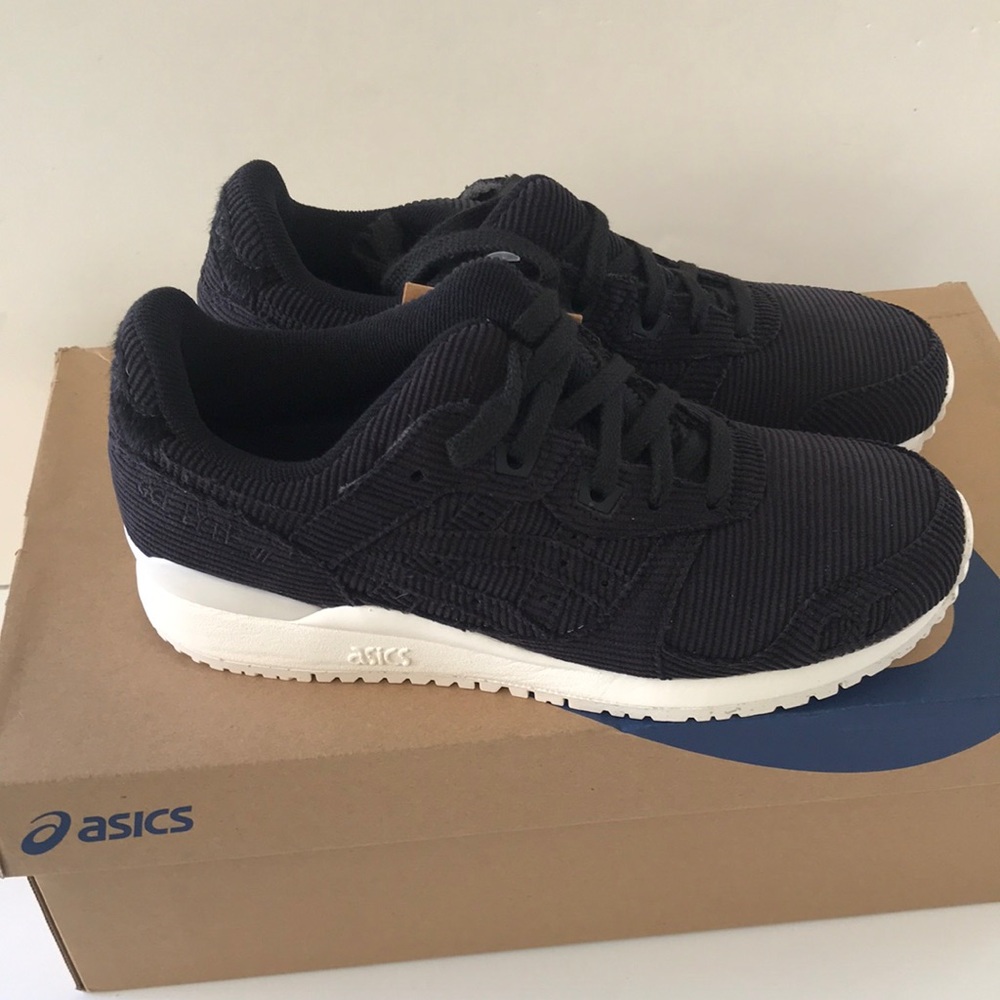 Asics Women's Lyte Classic Sneaker Size 7 Black/ White - Picture 5 of 13